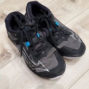 Mizuno Wave Lightning Z8 Mid indoor court shoes